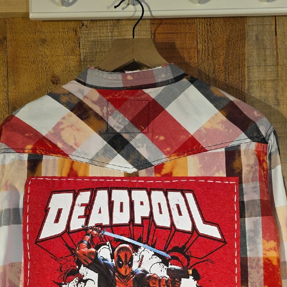 HOLDING - - Upcycled Deadpool - Picture 3 of 9